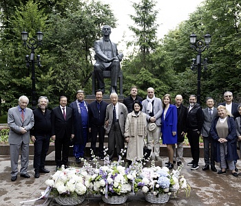 Возложение цветов к памятнику С.В. Рахманинова (22.06.2025) Возложение цветов к памятнику С.В. Рахманинова (22.06.2025)